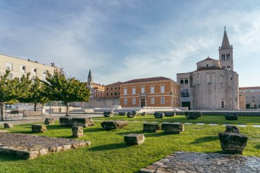 Zadar, Hırvatistan - 13 Ağustos 2020: St. Donatus Kilisesi manzaralı eski kasaba meydanında Roma tarihi taşı