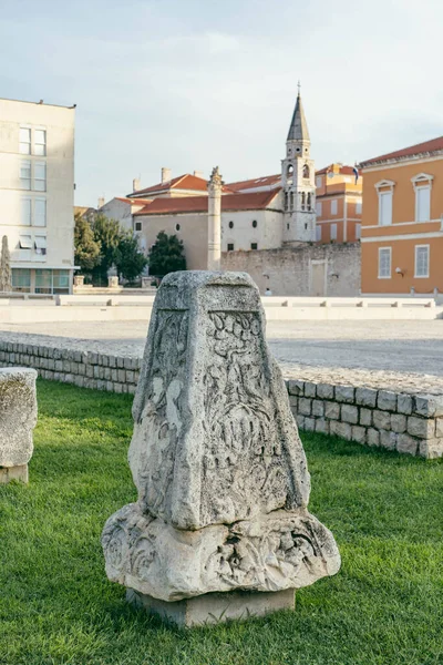 Римский реликтовый камень с надписью на старой городской площади в Задаре, Хорватия — стоковое фото