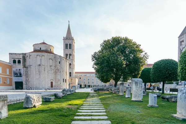 Задар, Хорватия - 13 августа 2020 г.: Церковь Святого Доната в конце каменного прохода на Старой городской площади — стоковое фото