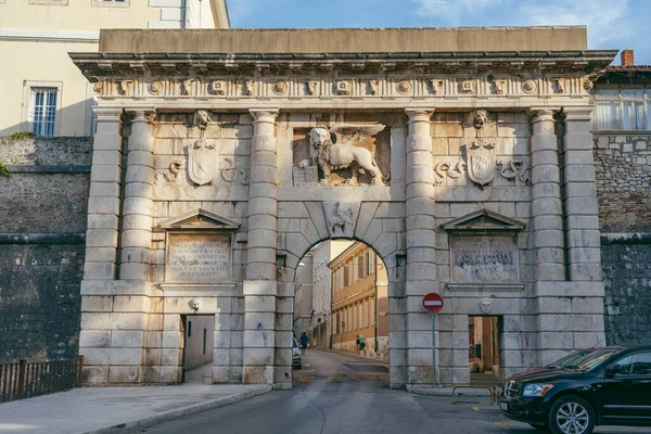 Zadar, Hırvatistan - 13 Ağustos 2020: Venedik Aslan Toprakları kapısı sabahın erken saatlerinde güneş ışığı