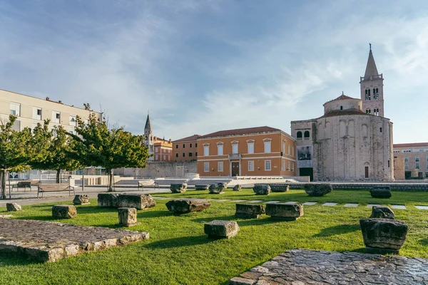 Zadar, Hırvatistan - 13 Ağustos 2020: St. Donatus Kilisesi manzaralı eski kasaba meydanında Roma tarihi taşı — Stok fotoğraf