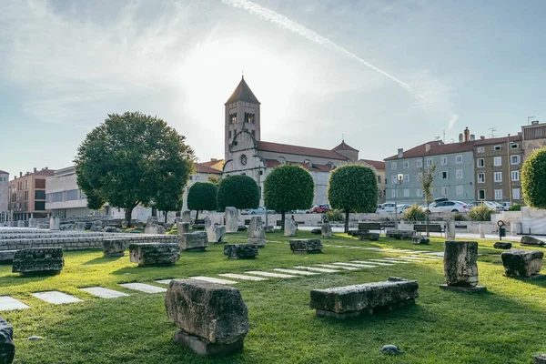 Задар, Хорватия - 13 августа 2020 г.: Церковь Св. Марии на старой городской площади Роман реликвия камень утром — стоковое фото