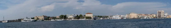 Zadar, Chorwacja - 13 sierpnia 2020: Panoramiczny widok na wybrzeże nowego portu miejskiego — Zdjęcie stockowe