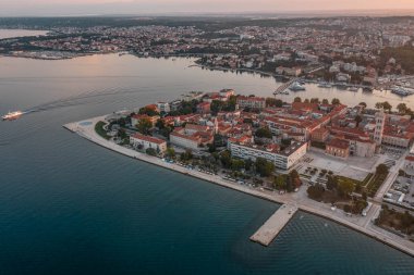 Hırvatistan 'ın Dalmaçya bölgesinde güneş doğarken Zadar' ın eski kentinin insansız hava aracı görüntüleri