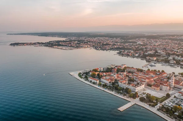 Zdjęcia z lotu drona na półwysep Zadar Widok na ocean w godzinach wschodu słońca w Chorwacji — Zdjęcie stockowe