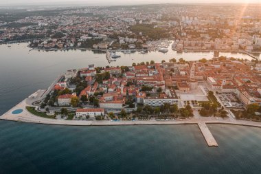 Hırvatistan 'ın Dalmaçya bölgesinde güneş doğarken Zadar' ın eski kentinin insansız hava aracı görüntüleri