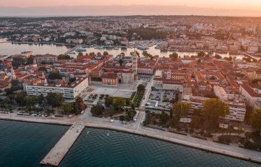 Hırvatistan 'ın Dalmaçya bölgesinde güneş doğarken Zadar' ın eski kentinin insansız hava aracı görüntüleri