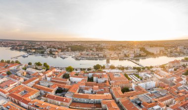 Dalmaçya Hırvatistan 'da güneş doğarken Zadar' ın yeni limanının hava panoramik manzarası