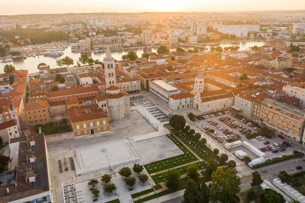 Drohnenaufnahmen vom Altstadtplatz von Zadar in der Stunde des Sonnenaufgangs in Kroatien Dalmatien — Stockfoto