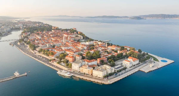 Hırvatistan 'da gündoğumunda Zadar' ın eski şehir yarımadasının hava panoramik insansız hava aracı görüntüleri — Stok fotoğraf