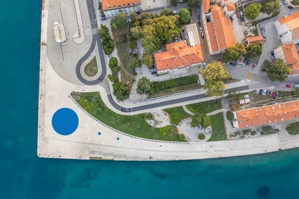 Aerial overhead skott av Zadar havet organ Monument till solen vid soluppgången timme i Dalmatien Kroatien — Stockfoto