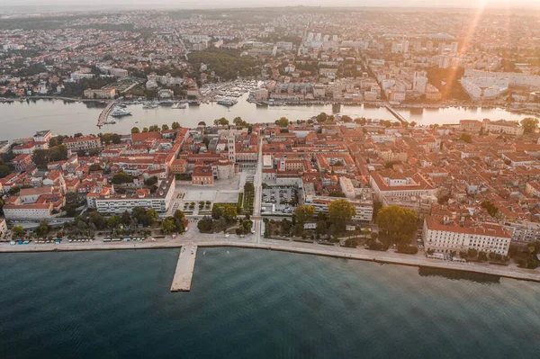 Hırvatistan 'ın Dalmaçya bölgesinde güneş doğarken Zadar' ın eski kentinin insansız hava aracı görüntüleri — Stok fotoğraf