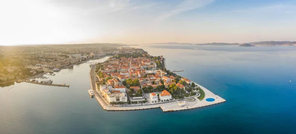 Hırvatistan 'da gündoğumunda Zadar' ın eski şehir yarımadasının hava panoramik insansız hava aracı görüntüleri — Stok fotoğraf