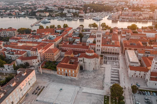 Aerial drone shot of Zadar old town square in sunrise hour in Croatia Zona de Dalmacia — Foto de Stock