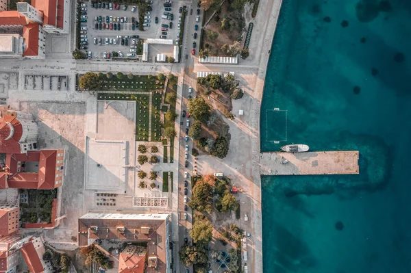 Aerial overhead drone shot of old town square near pier on Zadar peninsula in sunrise in Croatia — Foto de Stock