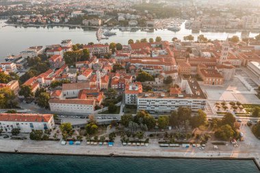 Hırvatistan 'daki Dalmaçya' da güneş doğarken Zadar 'ın eski şehir yarımadasını deniz organıyla gösteren hava aracı görüntüsü