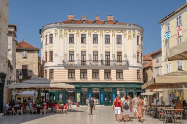 Split, Hırvatistan - 14 Ağustos 2020: Znanje kitapçı cephesi eski kent merkezindeki Pjaca halk meydanında