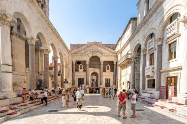 Split, Hırvatistan - 14 Ağustos 2020: Yaz sabahı turistlerle birlikte Diocletians Palace Meydanı