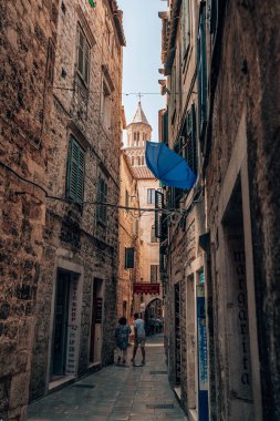 Split, Hırvatistan - 14 Ağustos 2020: Diocletian Sarayı 'nın içindeki sokak manzarası