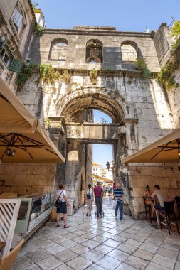 Split, Hırvatistan - 14 Ağustos 2020: Eski Diocletian Sarayı içindeki gümüş kapı manzaralı