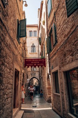 Split, Hırvatistan - 14 Ağustos 2020: Diocletian Sarayı 'nın içindeki sokak manzarası