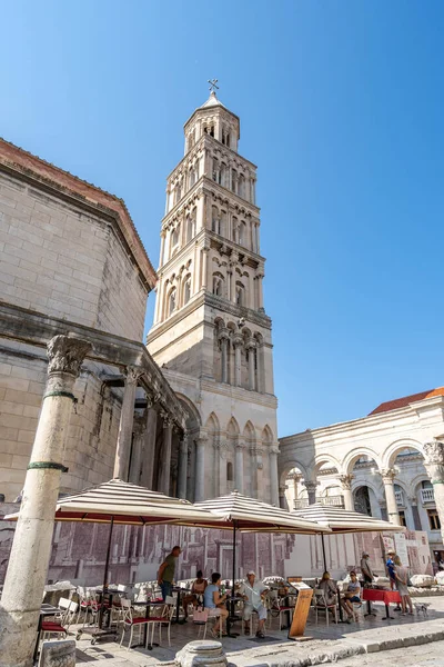 Bölünmüş Hırvatistan 'daki Diocletians Sarayı' ndaki St. Domnius Katedrali 'nin Çan Kulesi' nin yukarı bakan manzarası — Stok fotoğraf