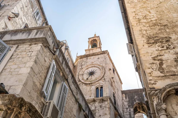 स्प्लिट, क्रोएशिया 14 ऑगस्ट 2020: क्रोएशियामधील प्राचीन विभाजित शहरात आमच्या महिला चर्चचे बेल टॉवर दृश्य — स्टॉक फोटो, इमेज