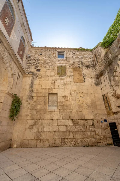 Hırvatistan 'ın Split kentindeki Diocletian sarayının altın kapısının yanındaki Atrium' da antik taş duvar — Stok fotoğraf