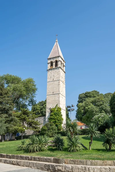 Split, Hırvatistan - 14 Ağustos 2020: Hırvatistan 'ın Split kentindeki Diocletian Sarayı' nın dışındaki ortaçağ taş kulesi — Stok fotoğraf