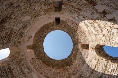Split Hırvatistan 'daki Diocletians Sarayı' nın Vestibul 'daki tavan penceresinin yukarı bakımı
