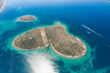 Dalamatia Hırvatistan 'daki Galesnjak adasının hava insansız hava aracı görüntüleri
