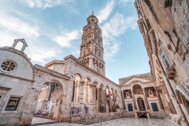 Split, Hırvatistan - 15 Ağustos 2020: Diocletians Sarayı 'ndaki St. Domnius Katedrali' nin Çan Kulesi 'nin yukarı manzarası