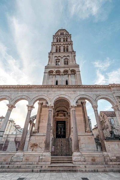 Split, Hırvatistan - 15 Ağustos 2020: Diocletians Sarayı 'ndaki St. Domnius Katedrali' nin Çan Kulesi 'nin yukarı manzarası — Stok fotoğraf