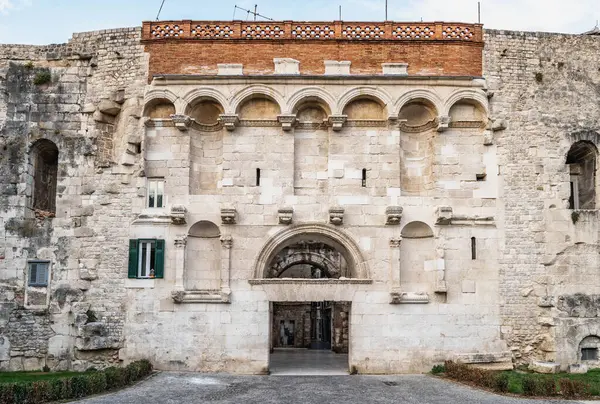 Bölünmüş Hırvatistan 'daki Diocletian Sarayı' nın altın kapı girişinin taş cephesi — Stok fotoğraf