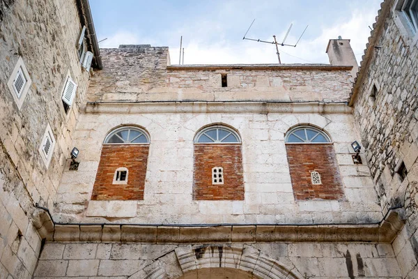 Altın Kapı 'nın Diocletian Sarayı' na girdiği antik taş duvarda içi boş bir pencere var. — Stok fotoğraf