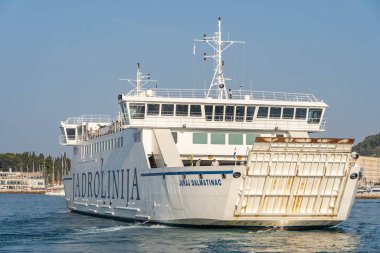Split, Hırvatistan - 15 Ağustos 2020: Gemi feribotu sabah erken saatlerde eski kasaba limanından ayrıldı