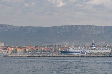 Split, Hırvatistan - 15 Ağustos 2020: Eski limandaki büyük adria feribotlarının liman manzarası