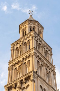 Aziz Domnius Kilisesi 'nin çan kulesi sabahın erken saatlerinde Hırvatistan' ın Split kentindeki Diocletian Sarayı 'nda altın güneş ışığında