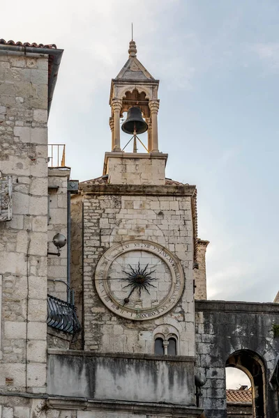 Hırvatistan 'ın eski ve bölünmüş kasabasındaki kadınımızın kilise manzarası. — Stok fotoğraf