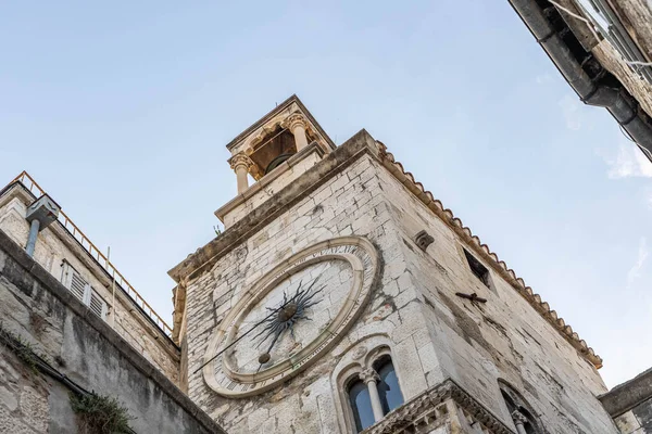 Hırvatistan 'ın eski ve bölünmüş kasabasındaki kadınımızın kilise manzarası. — Stok fotoğraf