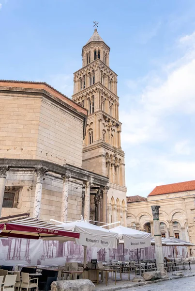 Split, Hırvatistan - 15 Ağustos 2020: Diocletians Sarayı 'ndaki St. Domnius Katedrali' nin Çan Kulesi 'nin yukarı manzarası — Stok fotoğraf