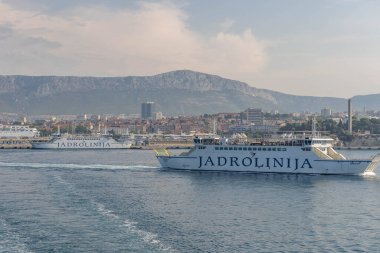 Split, Hırvatistan - 15 Ağustos 2020: Gemi feribotu sabah erken saatlerde eski kasaba limanından ayrıldı