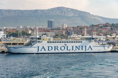 Split, Hırvatistan - 15 Ağustos 2020: Gemi feribotu sabah erken saatlerde eski kasaba limanından ayrıldı