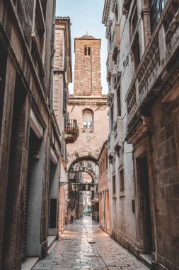 Hırvatistan 'ın Split kentindeki eski Diacletian Sarayı' nın antik sokak manzarası