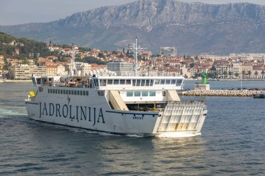 Split, Hırvatistan - 15 Ağustos 2020: Gemi feribotu sabah erken saatlerde eski kasaba limanından ayrıldı