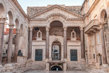 Split, Hırvatistan - 15 Ağustos 2020: Diocletian Sarayı 'nda sabahın erken saatlerinde boş meydan