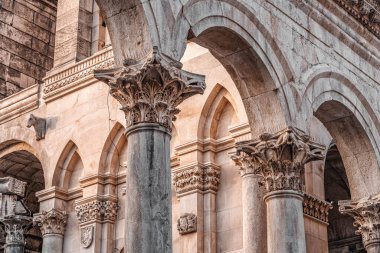 Split, Hırvatistan - 15 Ağustos 2020: Split 'teki Diocletians Sarayı' nda antik taş kemerin sütun sütunları
