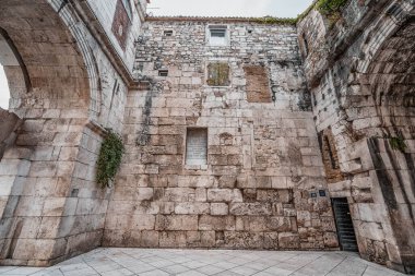 Split, Hırvatistan - 15 Ağustos 2020: Eski kentteki Diocletian Sarayı 'nın altın kapı girişindeki antik taş duvar