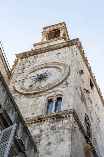 Hırvatistan 'ın eski ve bölünmüş kasabasındaki kadınımızın kilise manzarası. — Stok fotoğraf