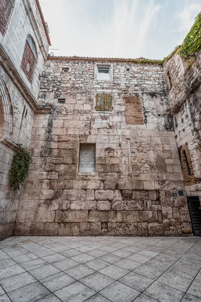 Split, Hırvatistan - 15 Ağustos 2020: Eski kentteki Diocletian Sarayı 'nın altın kapı girişindeki antik taş duvar — Stok fotoğraf